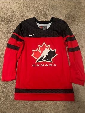 Nike Team Canada 2016-2017 IIHF Hockey Jersey  with Canada 150 patch Size Small